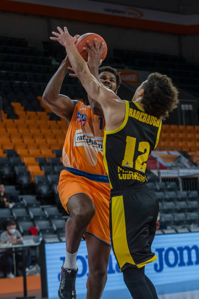 直塞球和边 直塞球和边