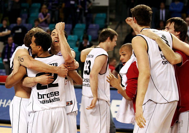 尼克斯选的教练为什么是布朗，而不是马龙？